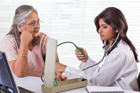 Il medico misura la pressione con la pressione alta